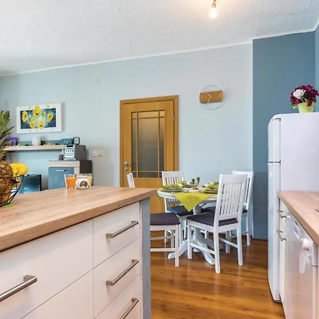 Apartamento 2 Bedroom Awesome In *