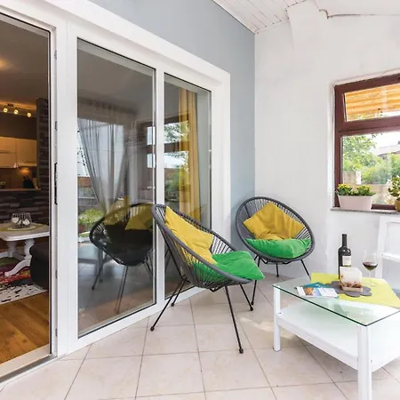 2 Bedroom Awesome In 아파트 Krasica (Primorje-Gorski Kotar)