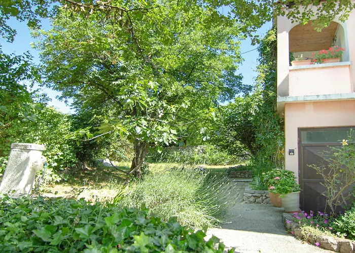 2 Bedroom Awesome In Διαμέρισμα Krasica (Primorje-Gorski Kotar)